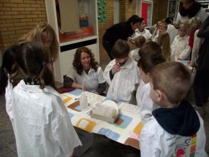 Mit Experimenten erarbeiten die Schüler wissenschaftliche Fragestellungen.