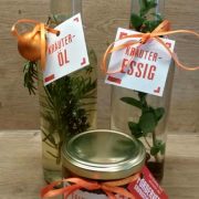 Es gibt selbstgemachte Delikatessen zu kaufen.